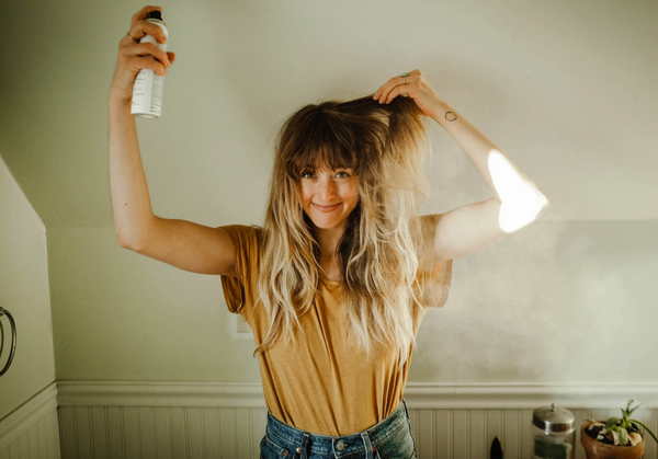 How to Use Dry Shampoo: The Dos and Don’ts Explained - DAVINES I SUSTAINABLE BEAUTY